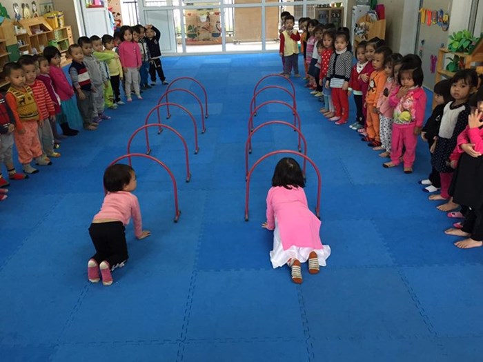 Bò Thấp Chui Qua Cổng cho Trẻ 4-5 Tuổi: Phát Triển Kỹ Năng Vận Động Hiệu Quả