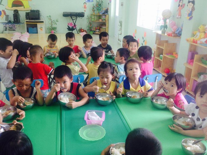 Những tiêu chuẩn gì cần được đảm bảo để bữa ăn của trẻ được cân đối và đủ về dinh dưỡng?
