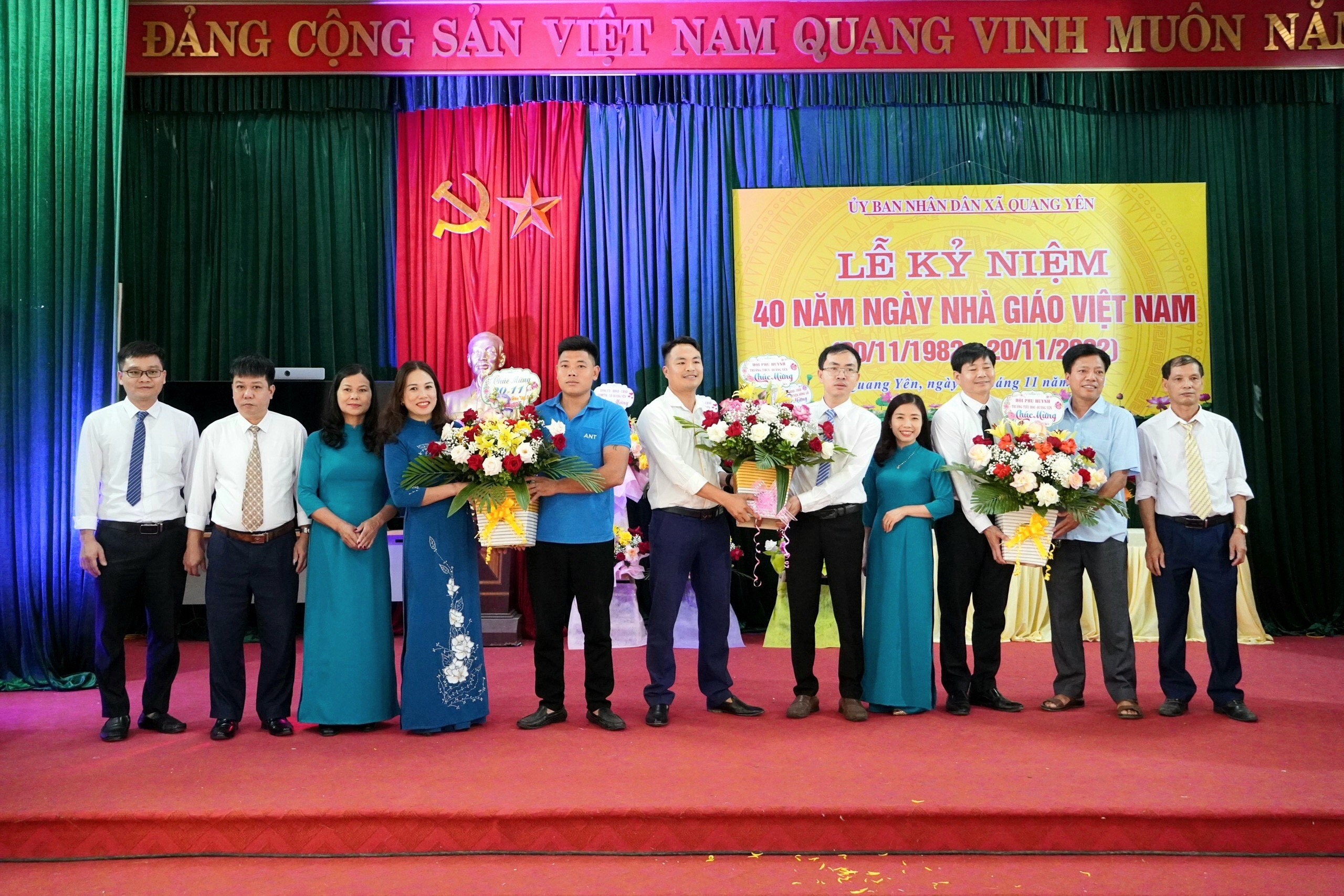 Đại Diện Hội Phụ Huynh 3 Nhà Trường Lên Tặng Hoa Chúc Mừng Thầy Cô Nhân 