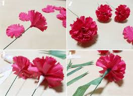 Làm sao để sắp xếp hoa cẩm chướng bằng giấy nhún thành một bình hoa đẹp mắt và ấn tượng?