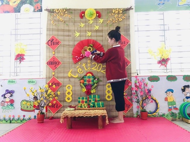 Sở Giáo dục Vĩnh Phúc đã sẵn sàng đón chào năm mới 2024 với những trang trí Tết đầy sáng tạo và phong cách. Đây cũng là dịp hoàn hảo để các em học sinh được khám phá và trải nghiệm không khí Tết truyền thống Việt Nam.