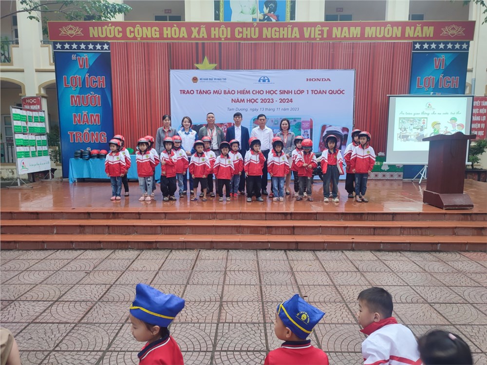<a href="/tin-tuc-su-kien/cong-ty-honda-viet-nam-trao-tang-mu-bao-hiem-cho-hoc-sinh-lop-1-nam-hoc-2023-20-c359-1020138.aspx">Công ty Honda Việt Nam trao tặng mũ bảo hiểm cho học sinh lớp 1 năm học 2023-2024</a>