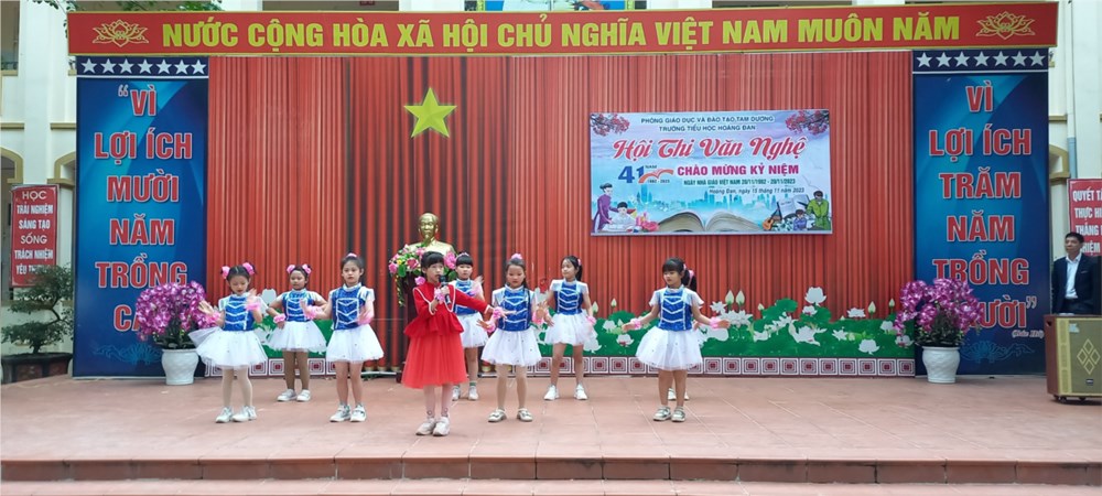 <a href="/video-ca-nhac/don-ca-em-yeu-truong-em-lop-2d-c15240-1026532.aspx">Đơn ca: Em yêu trường em - Lớp 2D</a>
